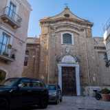 La chiesa di Santa Scolastica al Porto � quasi sempre chiusa al pubblico. Il tempio sta inoltre subendo i danni degli agenti atmosferici che, data la vicinanza col mare, incidono molto sulla struttura